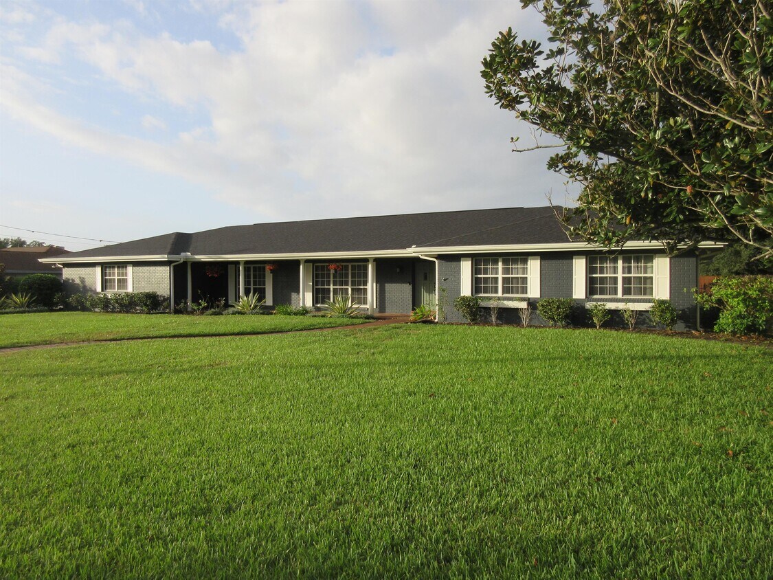 Primary Photo - 6618 Winterset Gardens Rd