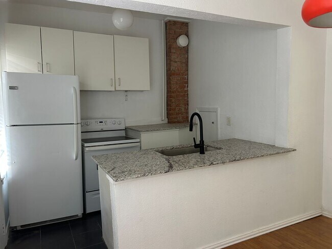 Foto del edificio - 5305 Reiger Ave