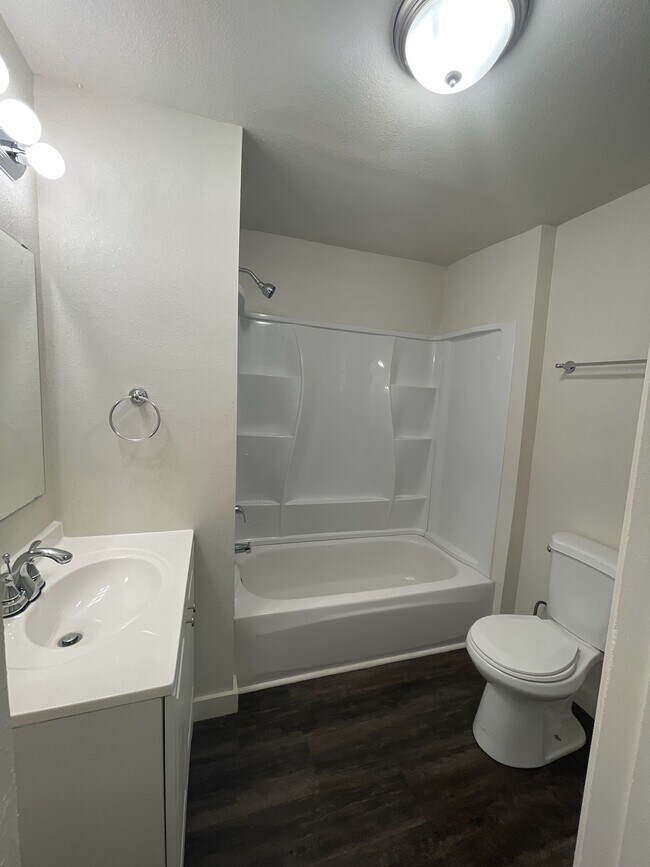 Foto del edificio - 608 E 8th St