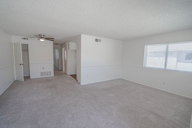 Foto del edificio - 2 Bedroom Condo for Rent in Saugus!