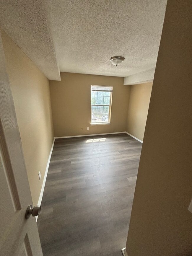 Building Photo - 2 Bedroom 1 bath Apartment