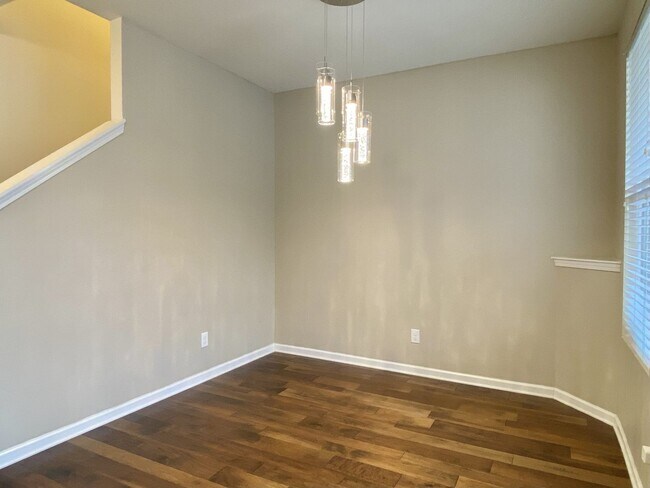 Foto del edificio - 1021 Livingstone Ln