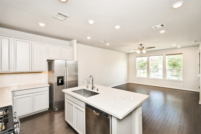 Foto del edificio - 18225 Crystal Knoll Dr
