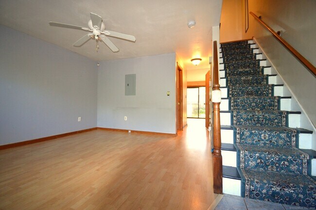 Foto del edificio - 246 Woodford Ave