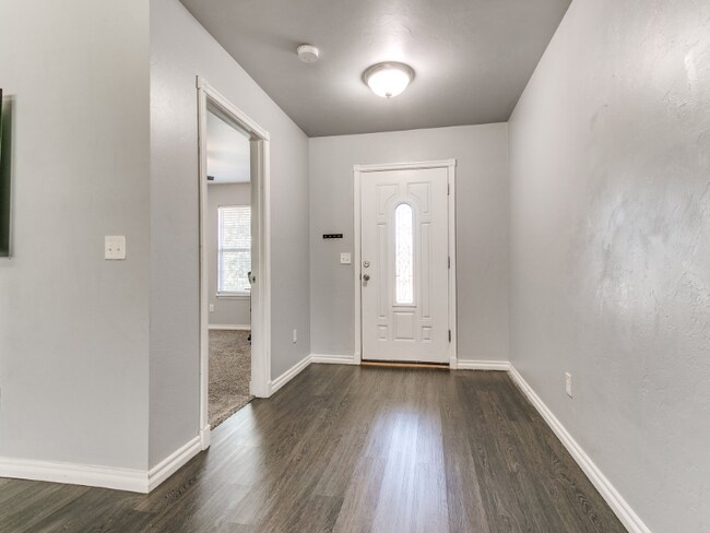 Foto del edificio - 1112 Bryan Dr