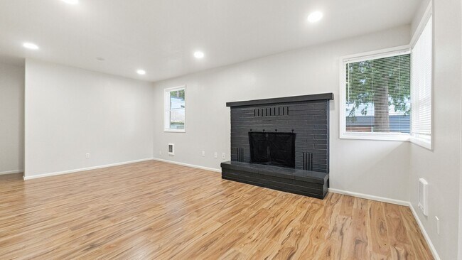 Foto del edificio - Updated 2-Bed Home Near Parks, Transit, and Light Rail