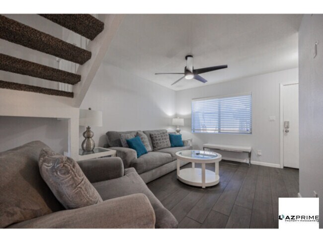 Foto del edificio - This Stunning 2 Story Townhome in the Hear...