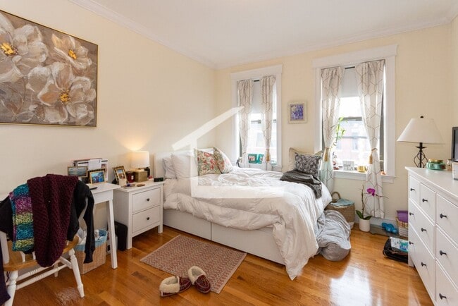 Building Photo - Renovated Unit Near T with Hot Water Inclu...