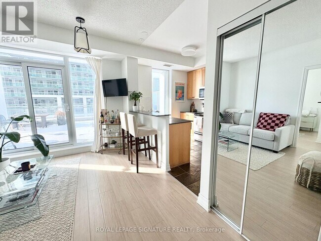 Photo du bâtiment - 2121 Lake Shore Blvd W