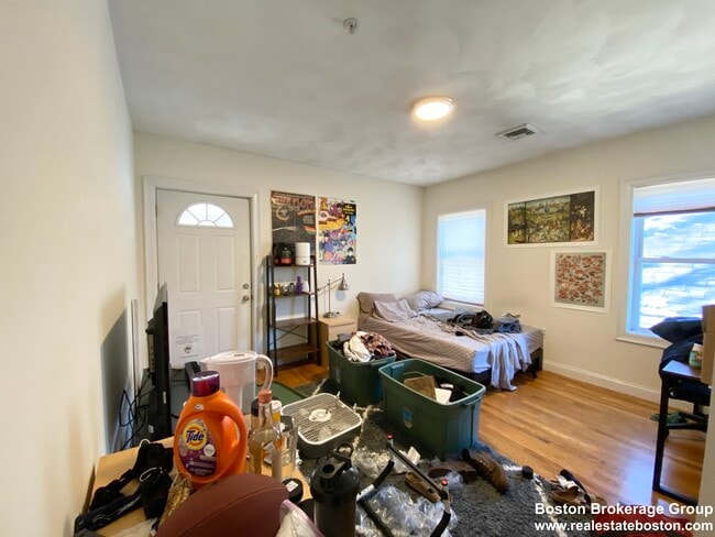 Building Photo - 128 Hillside St