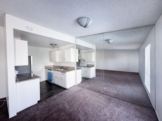 Foto del edificio - Sunny Spacious Upstairs Condo in Gated Bld...