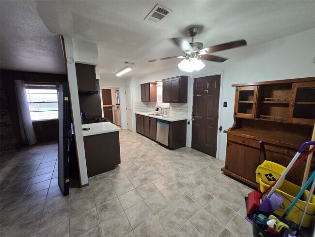 Foto del edificio - 24312 Carlton Rd