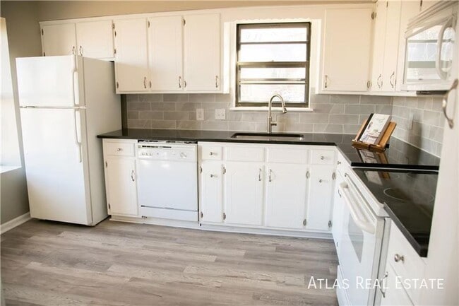 Building Photo - 1500 SW Sunset St