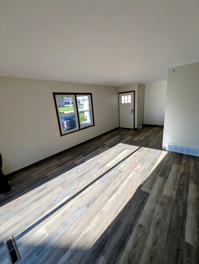 Building Photo - 624 Bailey Dr