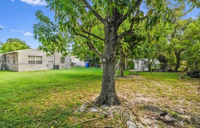 Building Photo - 308 SW 14th Ct