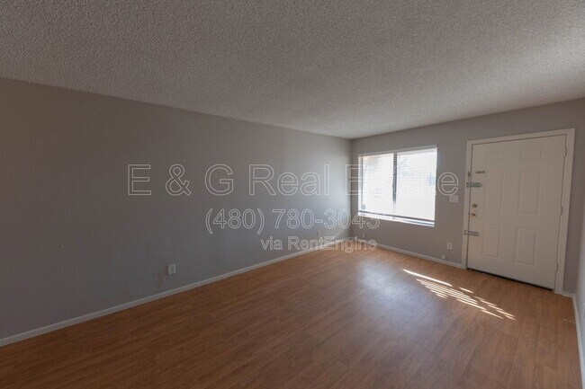 Building Photo - 563 N Cherry