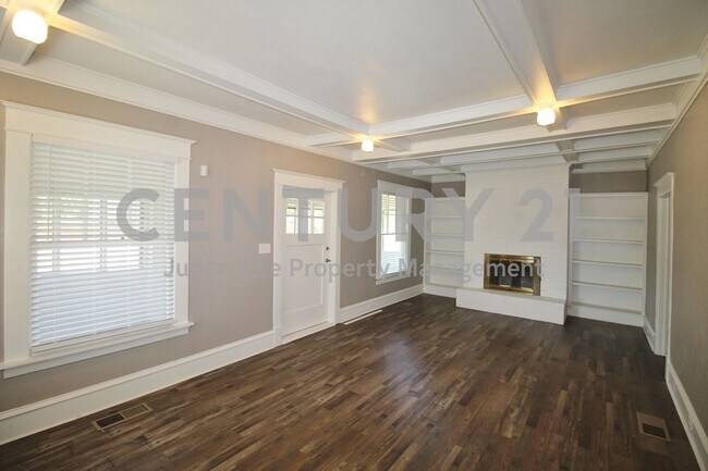 Foto del edificio - Updates Galore in This Vintage 2/1.5 in Ce...