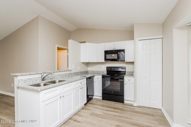 Foto del edificio - 1790 Lantana Ct NW