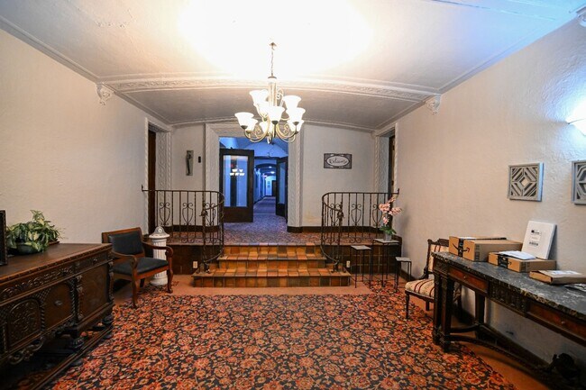 Building Photo - Beautiful One Bedroom