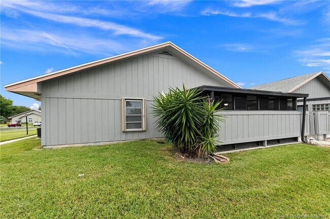 Foto del edificio - 4047 NW Cinnamon Tree Cir