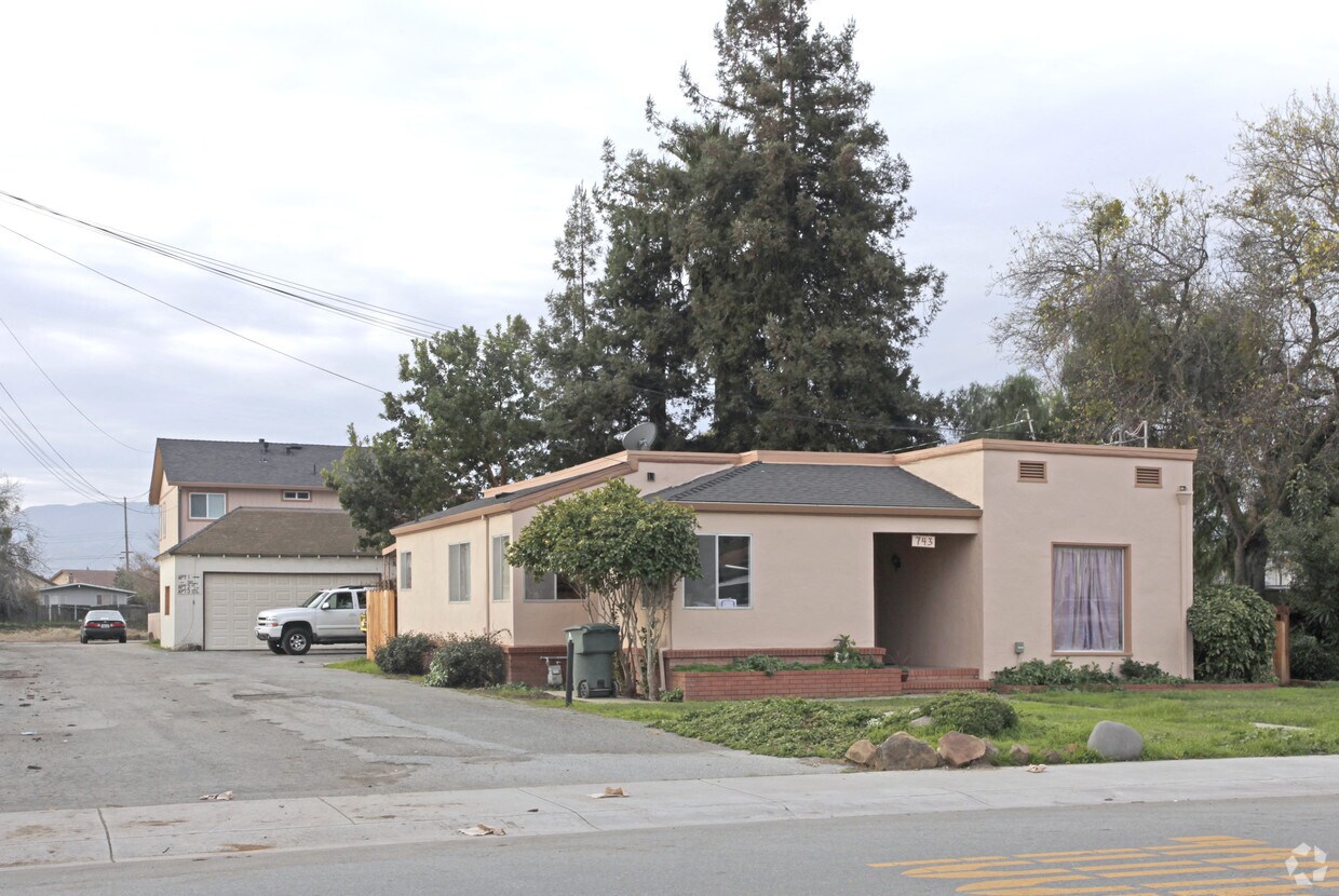 Foto principal - 743 South St