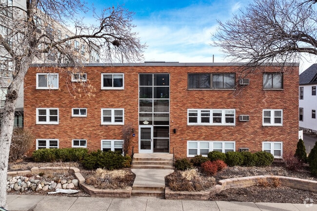 Entrada - 409 University Ave SE