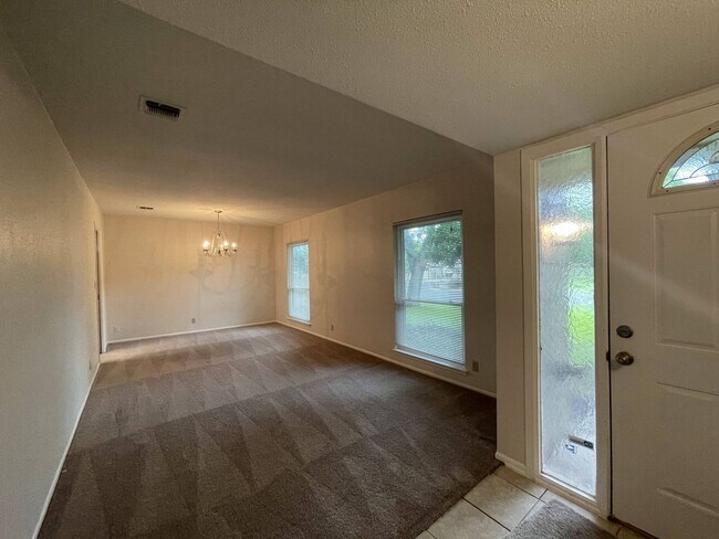 Building Photo - SPACIOUS 3 BEDROOM FEATURING 2 LIVING AREA...