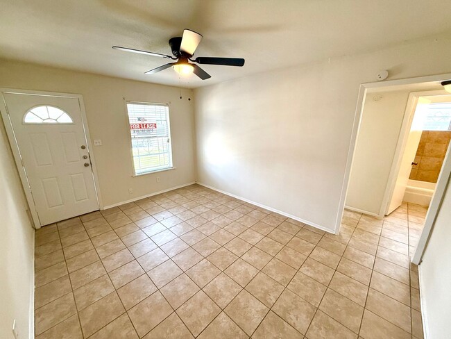 Building Photo - 520 Prado St