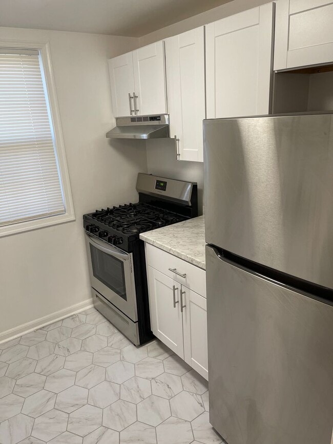 Building Photo - Top Floor 2BR, 1BA Garden Condo Near Ballston Metro