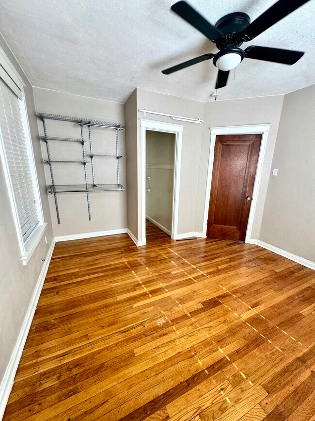 Foto del edificio - 4930 Tholozan Ave