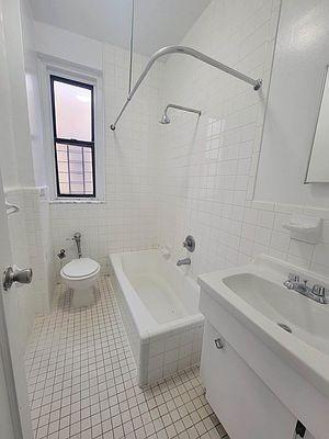 Foto del edificio - 3 bedroom in BRONX NY 10455