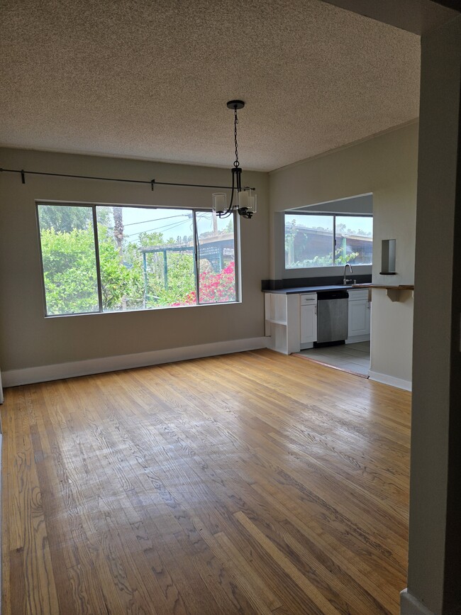 Dining room w/open kitchen - 1647 Angelus Ave