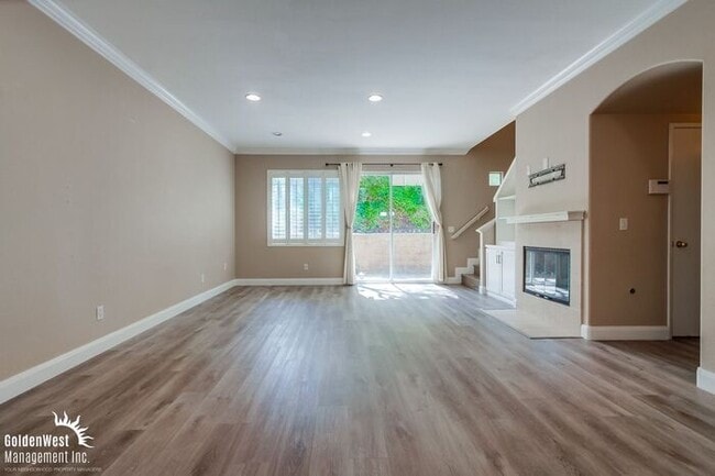 Building Photo - Elegant 2Bdm 2.5Ba Home in the Desirable I...