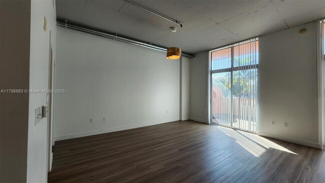 Foto del edificio - 2100 Van Buren St