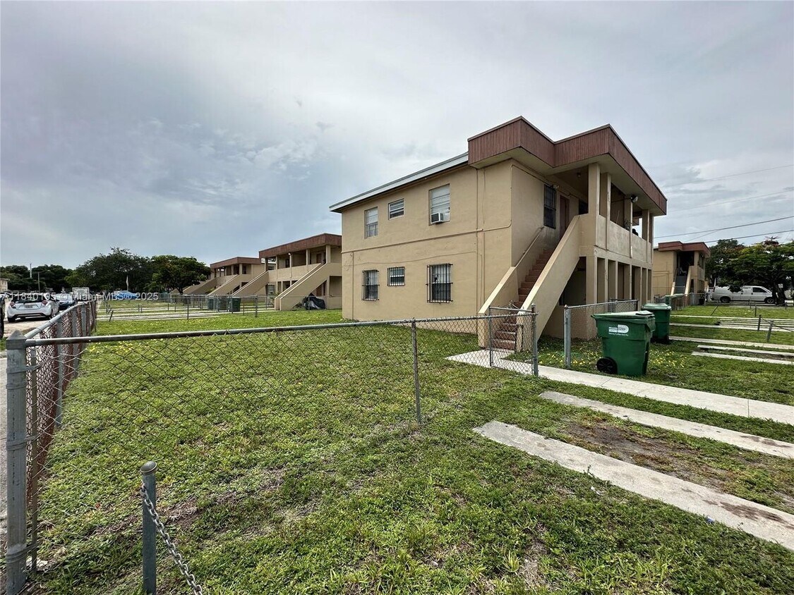 Primary Photo - 4725 NW 33rd Ave
