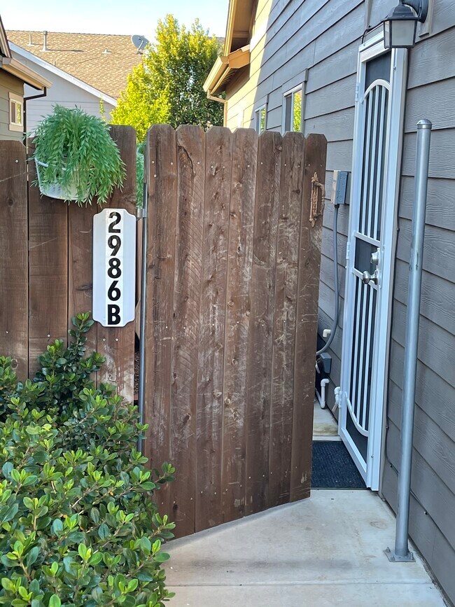 Entrada privada, a pocos pasos del aparcamiento. - 2986 E Eaton Rd