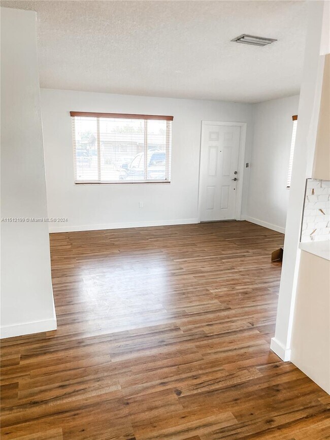 Foto del edificio - 511 SW 120th Ave