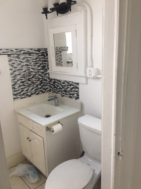 Lavabo de baño con botiquín empotrado - Havana Palms Apartments