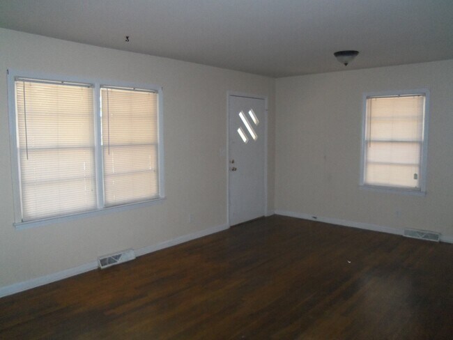 Foto del edificio - 8227-8233 Lakeview Dr SW
