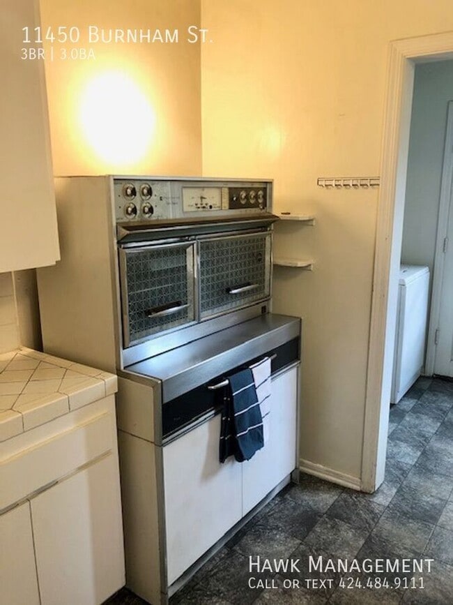 Building Photo - Charming Retro 3 bed 3 bath home in cozy B...
