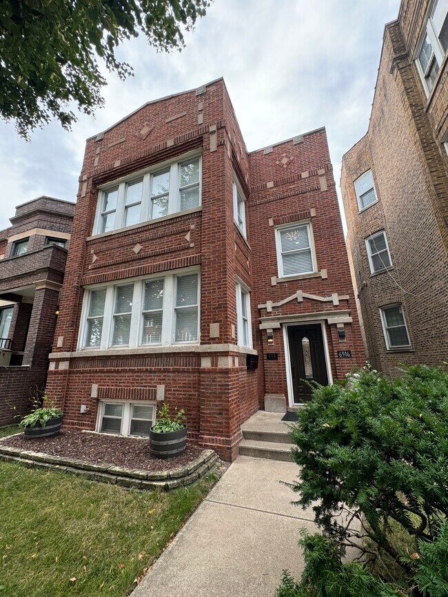 Building Photo - 6916 S Prairie Ave