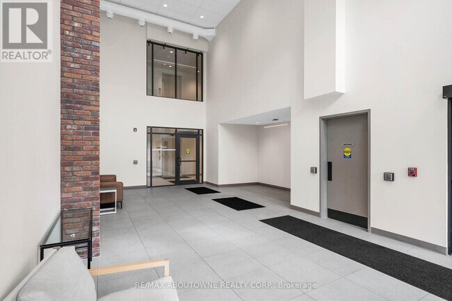 Building Photo - 121-121 Mary St