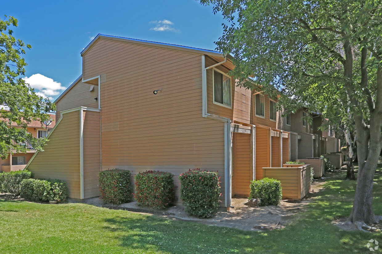 Foto principal - Natomas Court Apartments