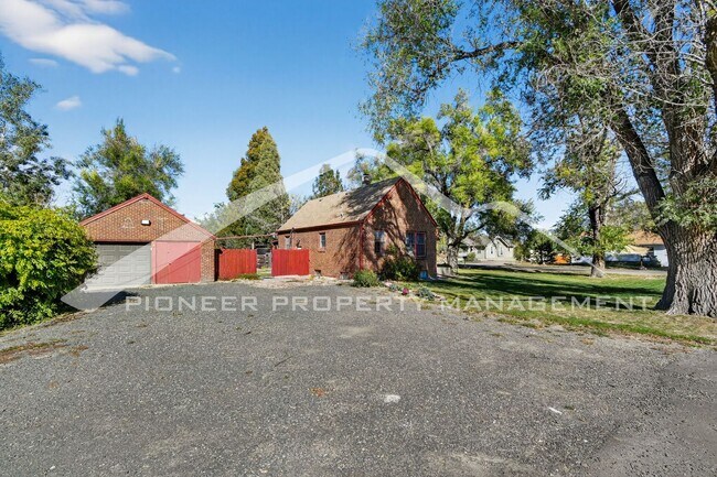 Foto del edificio - Charming Home with Washer/Dryer and Fenced in Yard