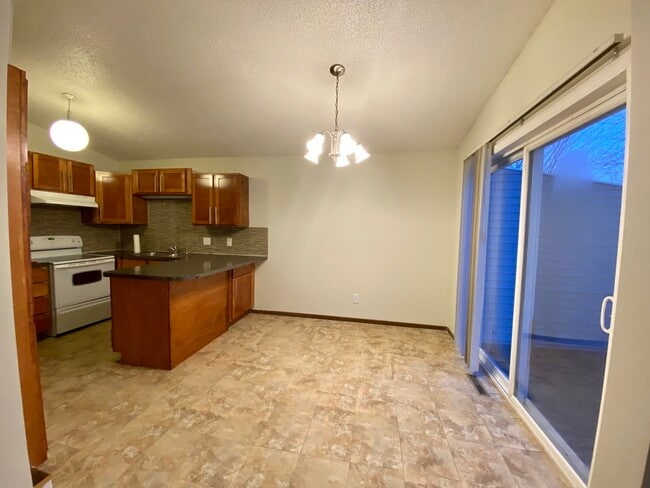 Kitchen / Dining area - 16199 Flagstaff Ct S