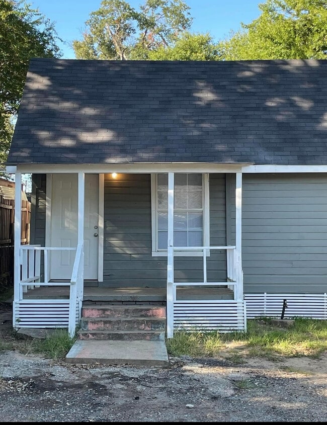 Building Photo - 507 E Buchanan Ave