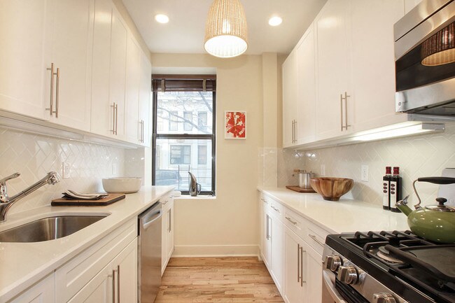 Kitchen - 710 Riverside Dr