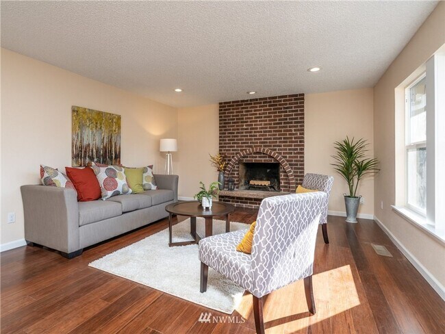 Foto del edificio - Spacious Updated Split Level In Federal Way