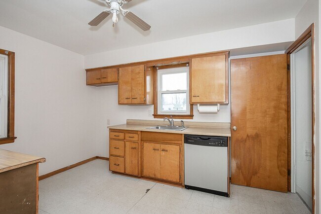 Building Photo - 3 Bedroom 2  bath Single Family Home