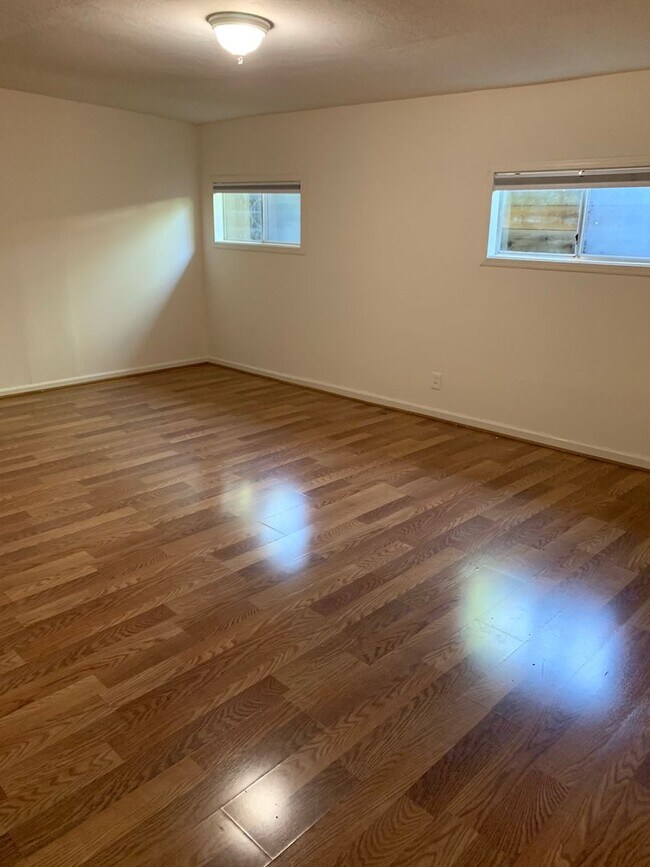 Building Photo - 1/2 Off First Month's Rent, 5Bdrm, 3Bath, SFR